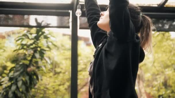 Vältränad Ung Kvinna Yogalektion Som Sträcker Upp Händerna Luften Och — Stockvideo