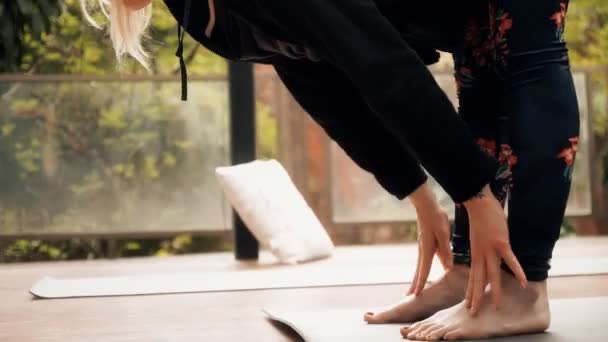 Una Giovane Donna Forma Una Lezione Yoga Preparando Esercizio Stretching — Video Stock