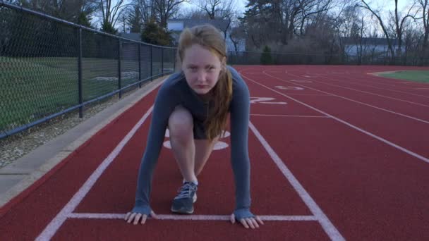 Una Chica Adolescente Posición Lista Una Pista Atletismo — Vídeos de Stock