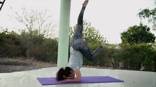 Mujer Joven Haciendo Yoga Yoga New Forest Health Leisure — Vídeos de Stock