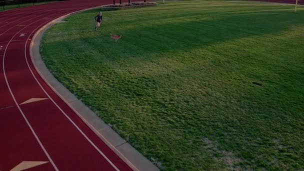Спортсменка Підліток Переслідує Собаку Футбольному Полі Середньої Школи — стокове відео