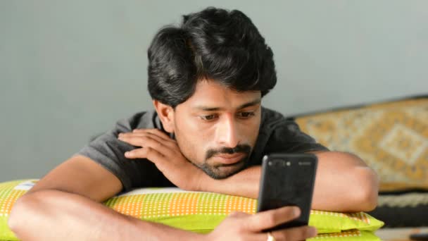 Indischer Teenager Mit Einem Handy Auf Dem Bett — Stockvideo