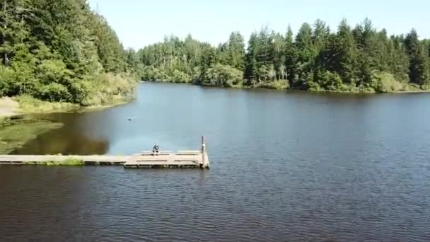 Zittend Een Steiger Tijdens Het Vliegen Met Een Drone Cullaby — Stockvideo