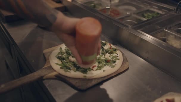 Pizza Kucharz Robi Pizzę Restauracji Slo Ruchu Romantyczna Scena — Wideo stockowe