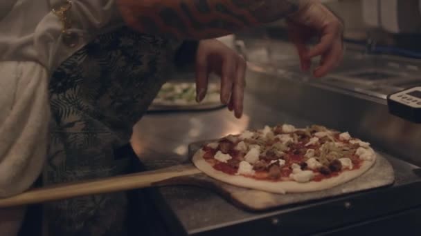 厨师慢吞吞地把配料放在餐馆的披萨上 — 图库视频影像