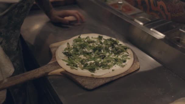 比萨饼厨师在一家餐馆的那不勒斯风格比萨饼上放了些配菜 — 图库视频影像