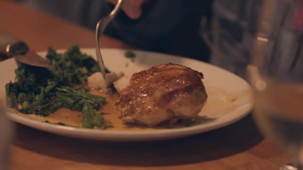 在一家好餐馆的盘子里把烤鸡肉和西兰花包起来 — 图库视频影像