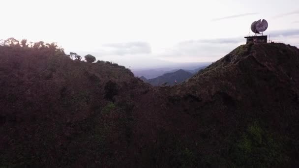 Aereo Drone Girato Sopra Uomo Che Corre Sulle Montagne Hawaiane — Video Stock