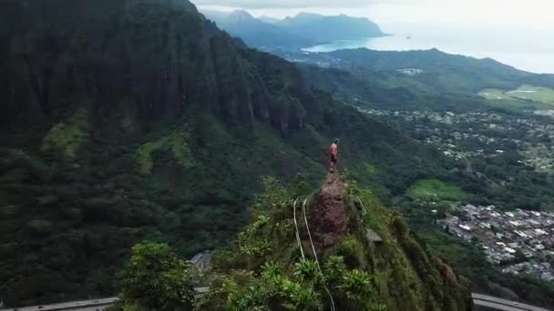 Aereo Orbita Drone Girato Intorno Uomo Piedi Una Cresta Montagna — Video Stock