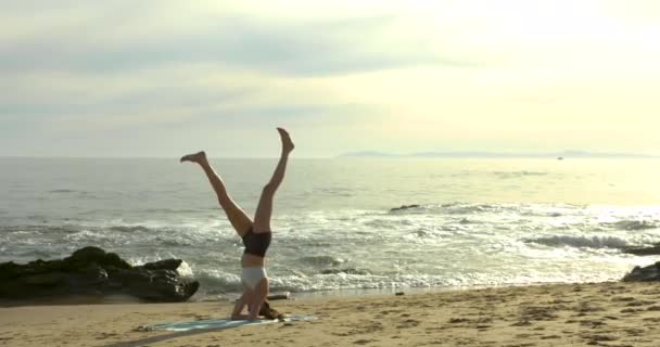 Eine Attraktive Junge Frau Praktiziert Yoga Einem Schönen Kalifornischen Strand — Stockvideo