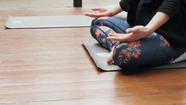 Eine Yoga Studentin Während Einer Unterrichtsstunde Die Die Lotus Positionstechnik — Stockvideo