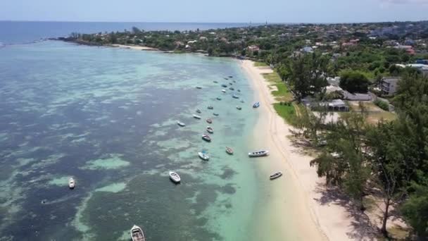 Drone Voa Lentamente Direção Uma Bela Praia Água Limpa Com — Vídeo de Stock