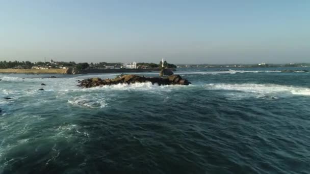 ガレ砦の海岸線で岩に波が衝突し スリランカ上空に沈む太陽 Airial View — ストック動画