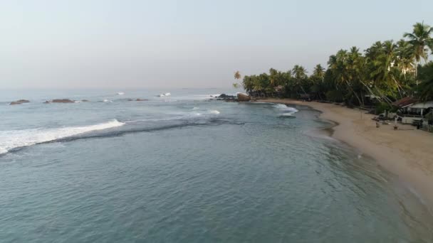 นไปตามชายหาดดาเลลล าตอนพระอาท สถานท องเท ยวท งไม นพบท สวยงาม — วีดีโอสต็อก