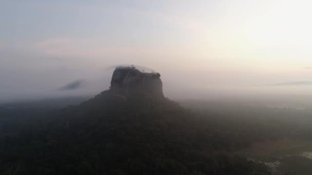 Ormanı Aslan Kayası Kaplayan Sis Sri Lanka Sigirya Ikonik Kırsal — Stok video