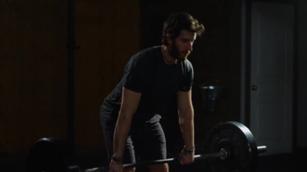 Chico Joven Gimnasio Crossfit Haciendo Ejercicio — Vídeo de stock