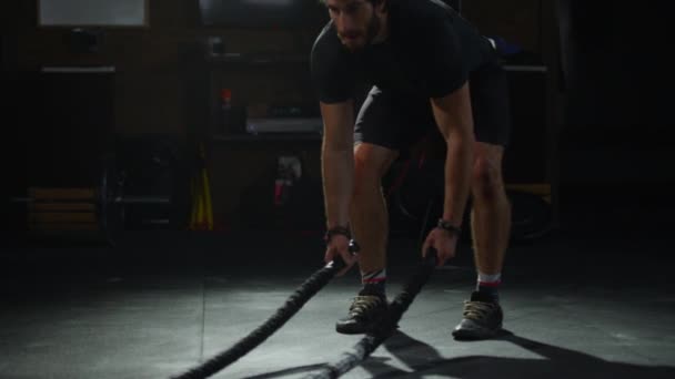 Chico Joven Gimnasio Crossfit Haciendo Ejercicio — Vídeos de Stock