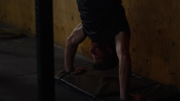 Jeune Homme Salle Gym Crossfit Travailler — Video