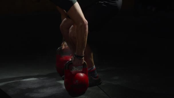 Chico Joven Gimnasio Crossfit Haciendo Ejercicio — Vídeos de Stock