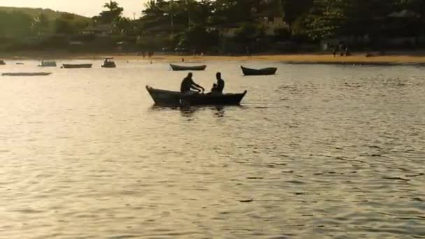 Dois Caras Pequeno Barco Pesca Buzios Brasil Durante Belo Pôr — Vídeo de Stock