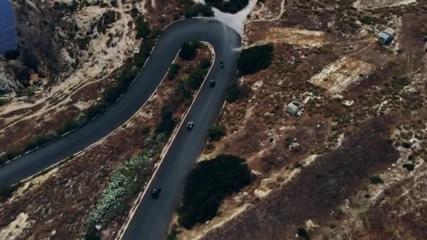 マルタの曲がりくねった海岸道路での空中フライオーバークワッドバイクツアー Gozo — ストック動画