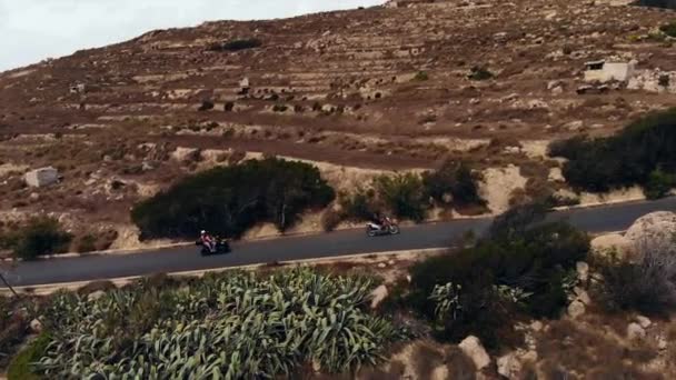 Grup Bisikletleri Gozo, Malta 'daki Dağ Yolu' nda Keyifli Sürüşler.