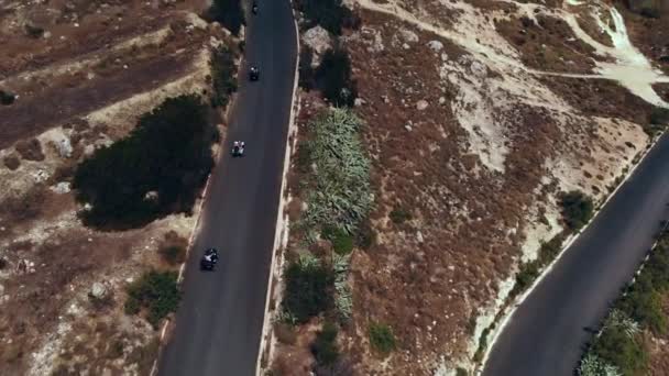 Luchtfoto Volgende Group Quad Fietsen Road Rugged Landscape Gozo Malta — Stockvideo
