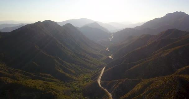 Los Angeles Kaliforniya Gün Batımında Dağlarla Çevrili Otobanın Üzerinde Uçan — Stok video