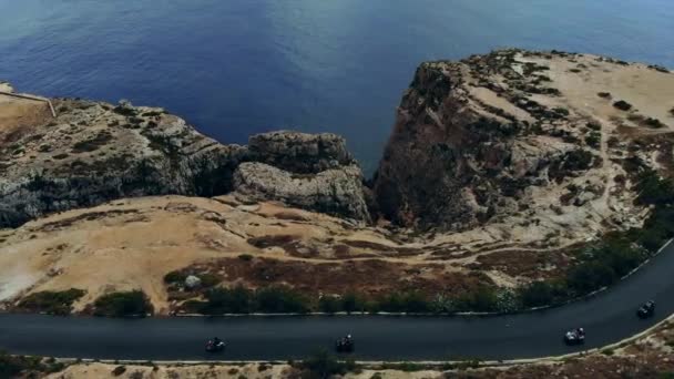 ドラマチックな海岸沿いの道路に沿ってドライブを楽しむ観光客 Gozo マルタ — ストック動画