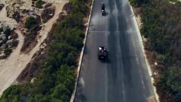 Pessoas Aventureiras Quad Biking Despreocupado Longo Impressionante Estrada Costeira Gozo — Vídeo de Stock