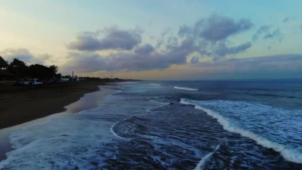 Ondas Sobrevuelo Sandy Beach Amanecer Surfistas Saliendo Temprano — Vídeo de stock