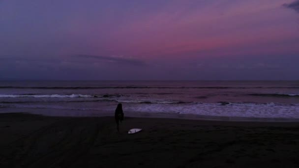 Sylwetka Kobieta Surfer Przygotowuje Się Plaży Wschodzie Słońca Aerial Flyover — Wideo stockowe