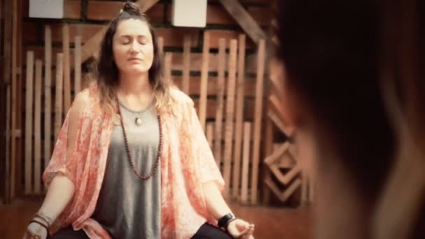 Filmeffekt Från Talet Yogalärare Som Sitter Golvet Och Förklarar Övning — Stockvideo