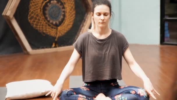 Yoga Dersi Sırasında Genç Bir Kadın Yerde Otururken Gözlerini Kapatıyor — Stok video
