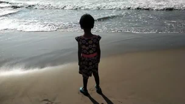 Una Bambina Attende Acque Del Mare Venire Lei Lei Continua — Video Stock