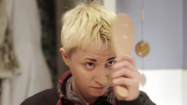 Saçlarını Taramakta Zorlanan Kısa Saçlı Bir Adam — Stok video