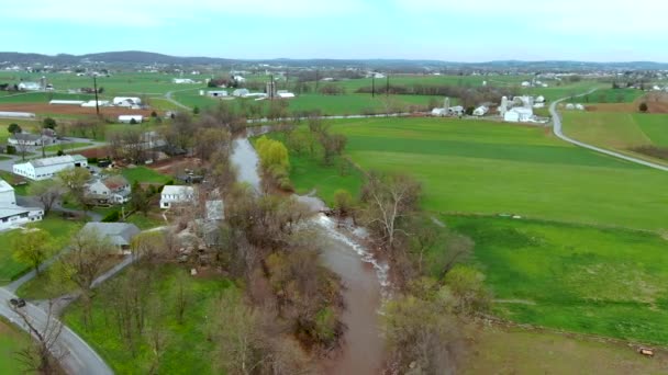 Flygfoto Över Forsar Liten Flod Den Amerikanska Landsbygden Gårdar Och — Stockvideo