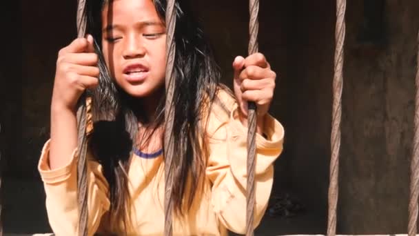 Una Niña Llora Por Madre Después Ser Secuestrada Por Traficantes — Vídeos de Stock