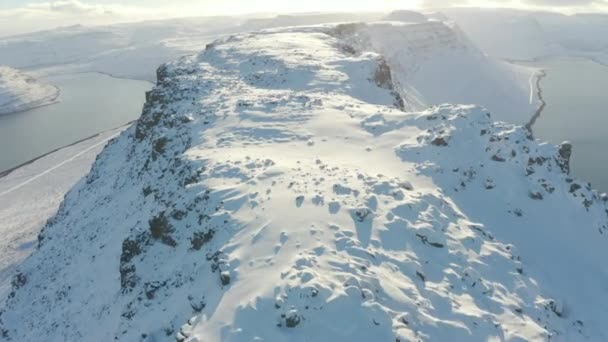 Aerial Birdseye Tilt Rastreamento Longo Pico Cume Cordilheira Islandesa Neve — Vídeo de Stock