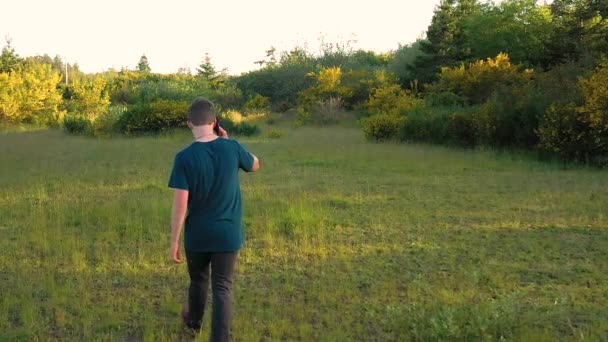 Ragazzo Adolescente Che Cammina Tra Vegetazione Verde Parlando Con Suo — Video Stock