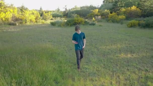 Adolescente Mostrando Sinais Vício Gadgets Caminhando Pela Bela Natureza Olhando — Vídeo de Stock