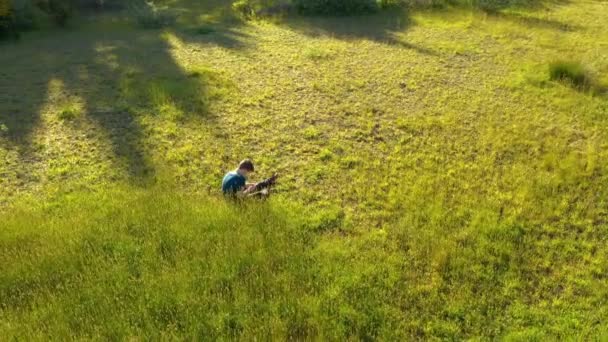 Adolescent Assis Dans Herbe Regardant Son Téléphone Intelligent Drone Encercle — Video