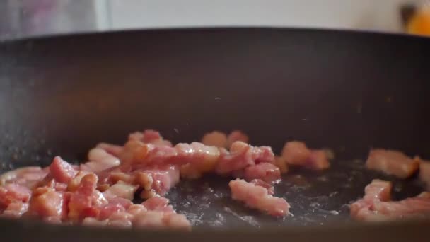 Gros Plan Sur Des Morceaux Bacon Croquant Salé Gras Frit — Video