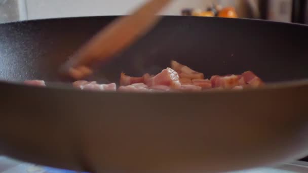 익히지 베이컨 조각에 초점을 맞추고 뜨거운 프라이팬에서 놓는다 주방에서 영양가있는 — 비디오