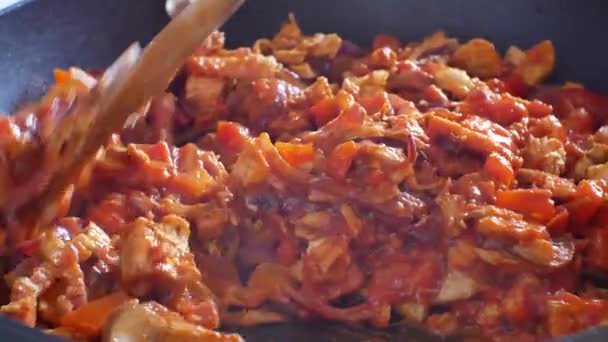 靠近热腾腾的锅 盛满了美味 五颜六色的酱料 蘑菇等调味调料 — 图库视频影像