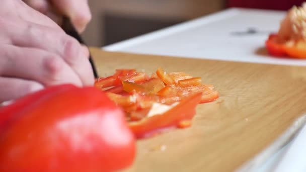 Közelről Sekély Fókusz Férfi Kéz Otthoni Konyhában Szeletelés Friss Piros — Stock videók