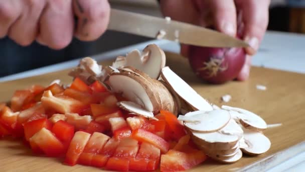 Închideți Concentrați Puțin Scena Bucătăriei Acasă Ciuperci Ardei Tăiați Prim — Videoclip de stoc