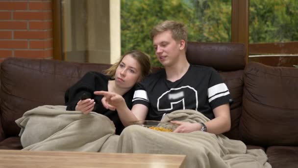 Millennial Paar Schaut Gemeinsam Fern Und Entspannt Auf Couch — Stockvideo