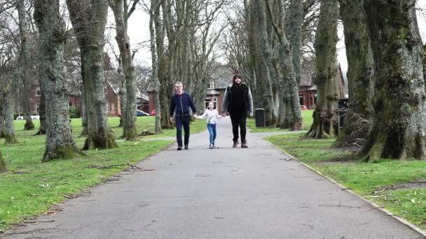 Een Jong Meisje Het Park Met Twee Volwassen Mannen — Stockvideo