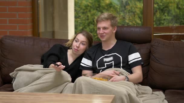 Joyeux Jeune Couple Détendre Sur Canapé Maison Tout Regardant Télévision — Video